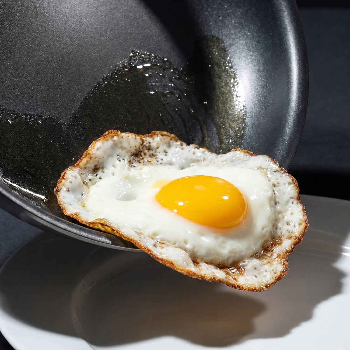 Gebakken ei glijdt uit een Everpan koekenpan