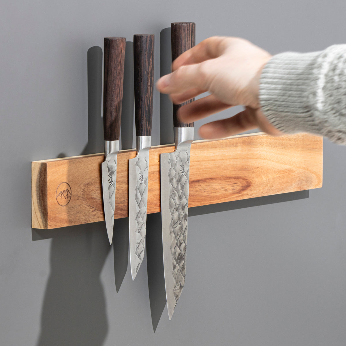 Messen aan een houten magneetstrip