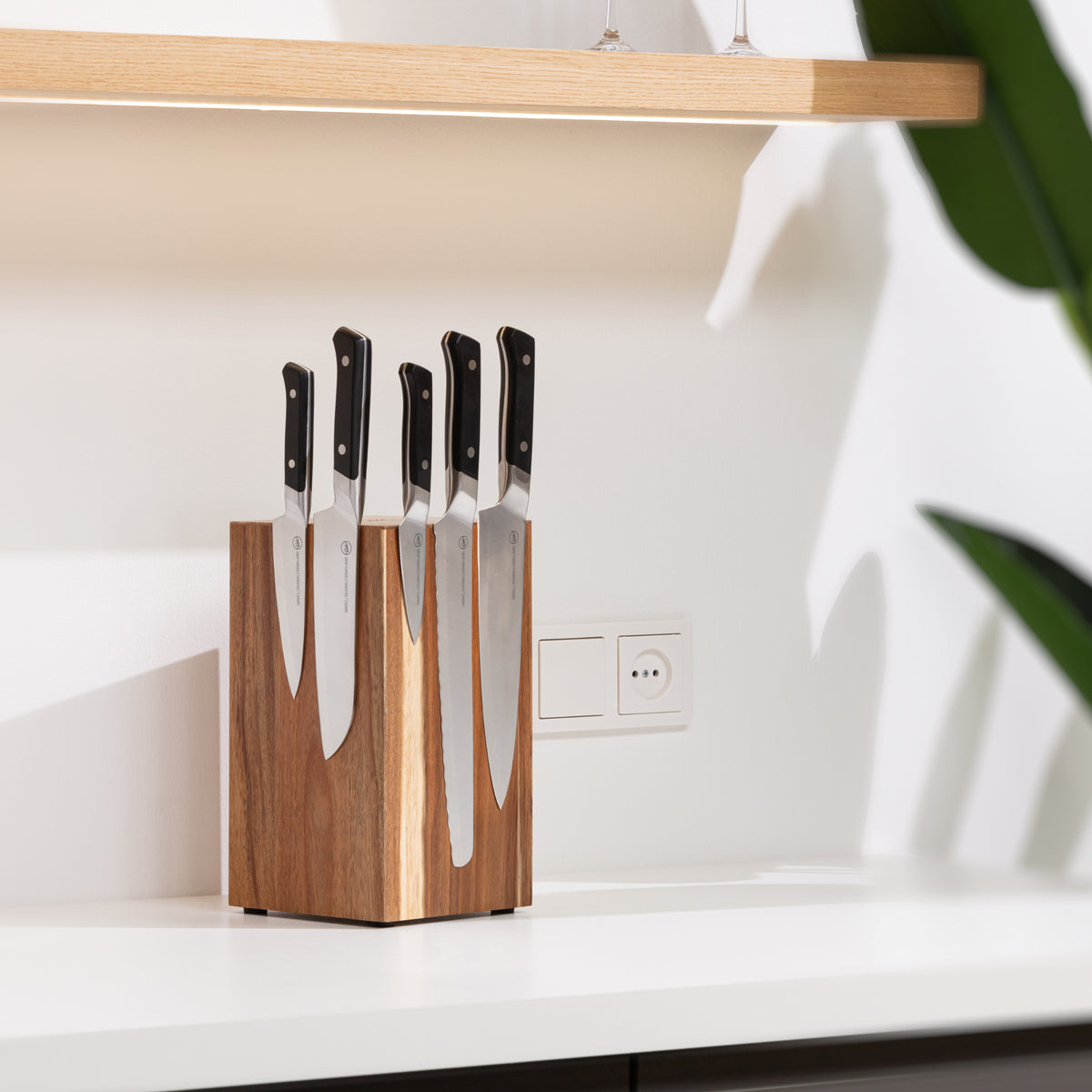 Houten magnetisch messenblok met messen op een aanrecht